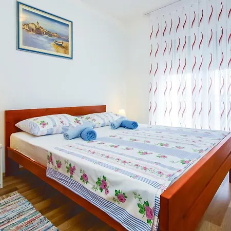 2 Bedroom Awesome In Mali Rat