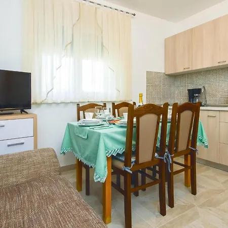 2 Bedroom Awesome In Mali Rat Lägenhet *